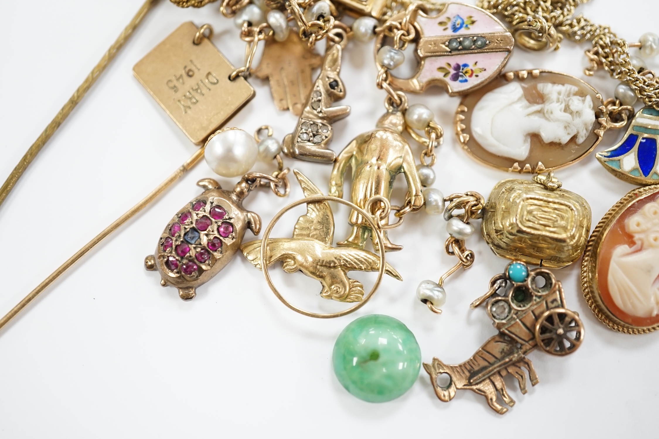 Sundry jewellery including a yellow metal charm bracelet (a.f.) with assorted charms including enamelled and 9ct, a modern 9ct gold and cameo shell pendant, on a gilt metal chain, two stick pins and three other items.